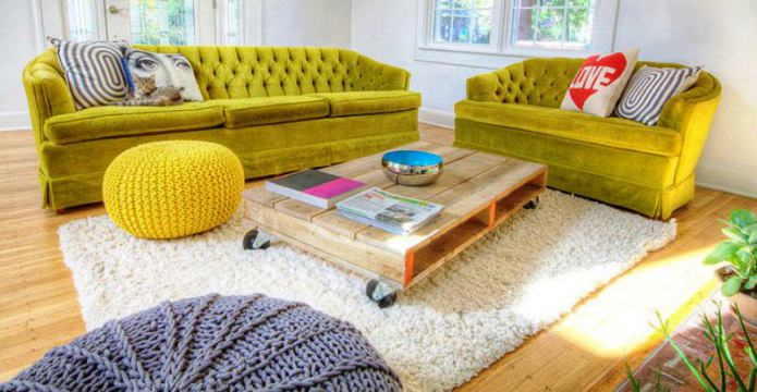 žuta sofa