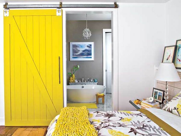 ryškiai geltonos stumdomos durys
