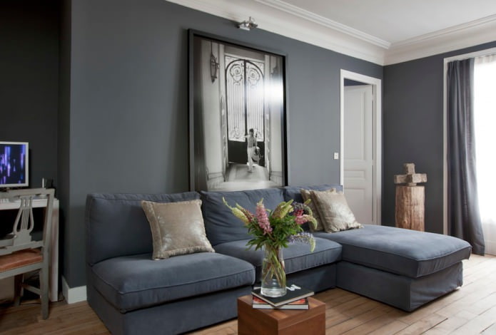canapé gris dans un intérieur de salon moderne