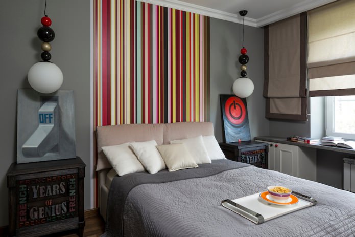 perete cu dungi multicolore în capul patului