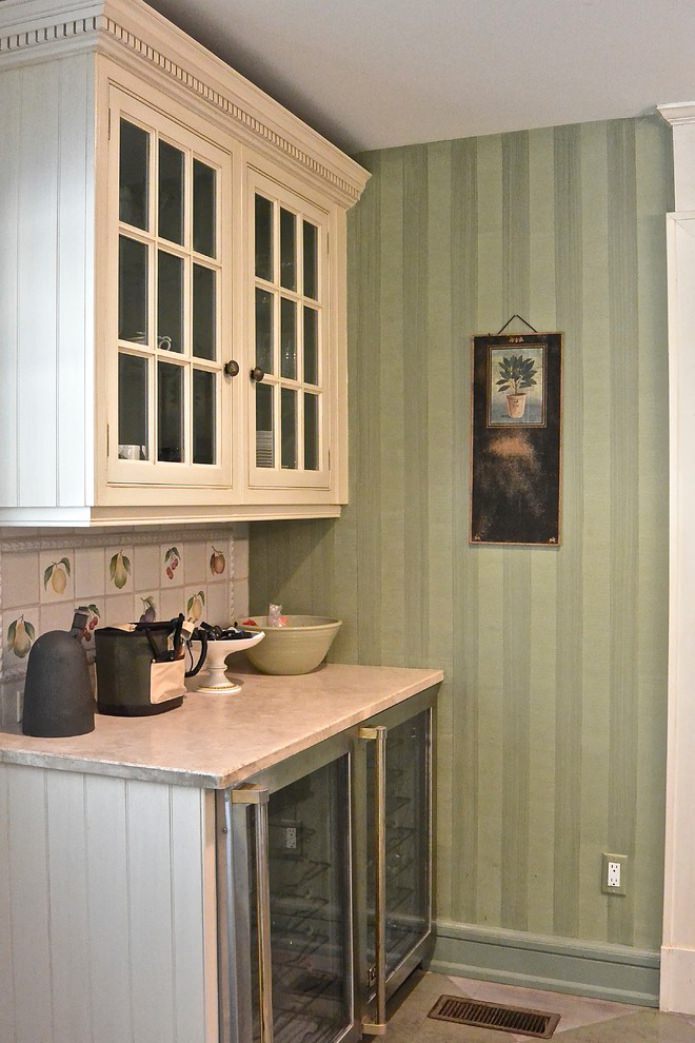 papel de parede listrado verde na cozinha