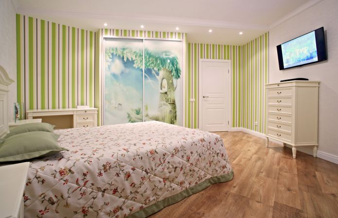 papel pintado a rayas verdes en el dormitorio