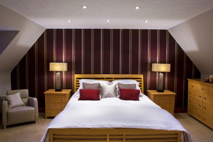 Burgundijas svītras uz sienām guļamistabā