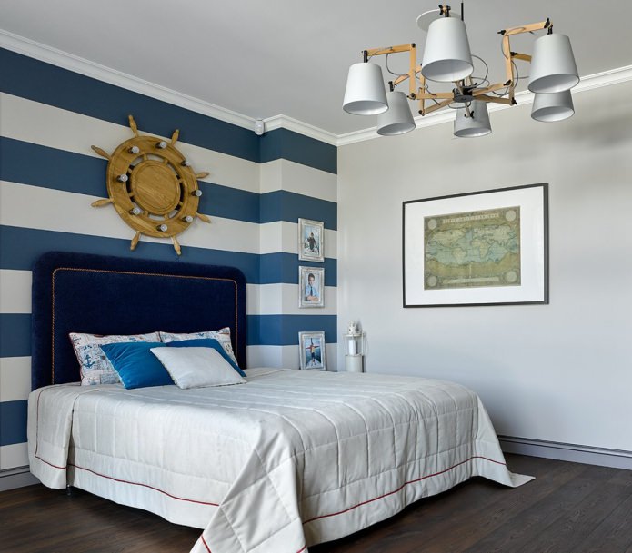 wnętrze sypialni morskiej z tapetą w paski w kolorze niebieskim i białym