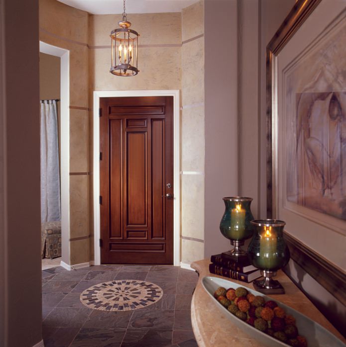 cửa lớn với hoa văn chạm khắc trong nội thất của một hành lang cổ điển