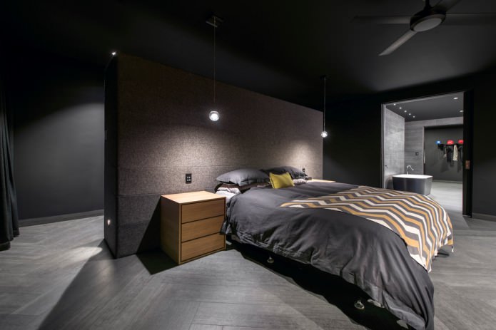dormitorio con piso y paredes oscuras