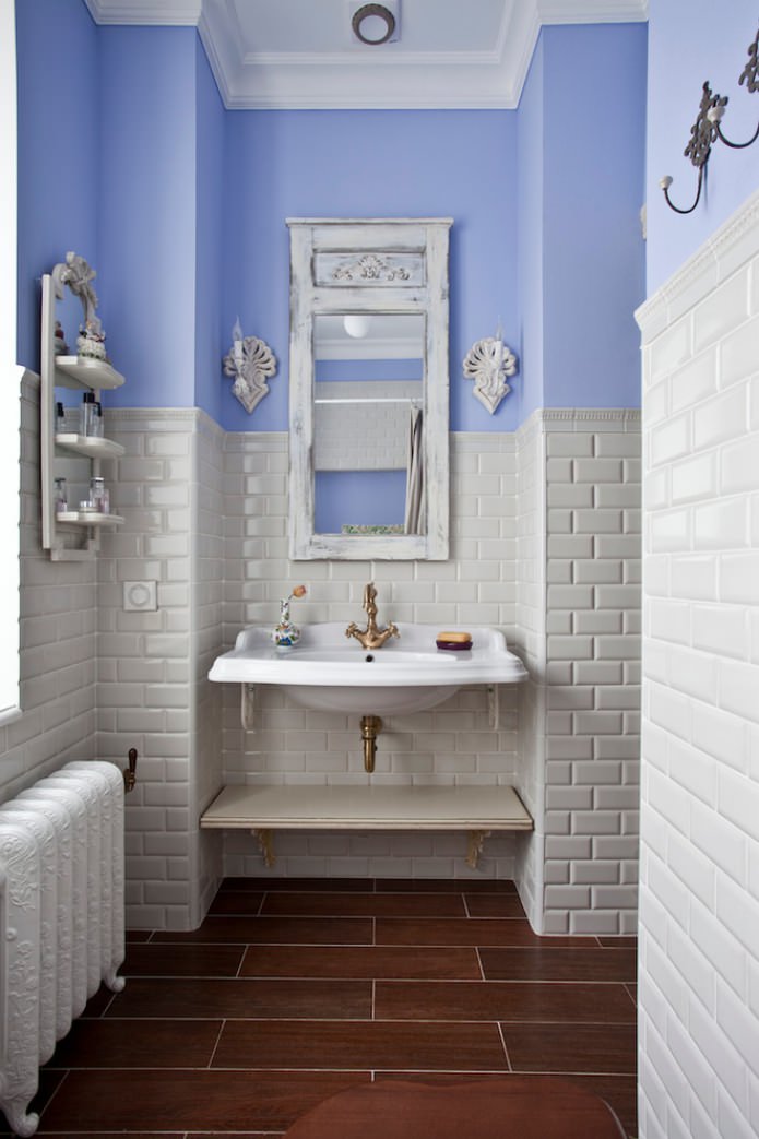 baño de azulejos marrones