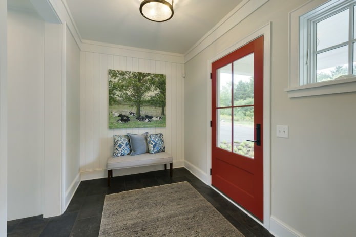 Pintu merah dengan lantai gelap