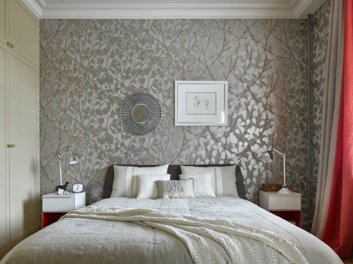 intérieur avec motifs floraux sur papier peint gris