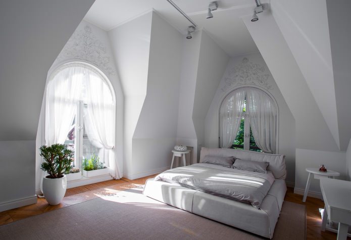 šiuolaikiškas miegamasis balta spalva