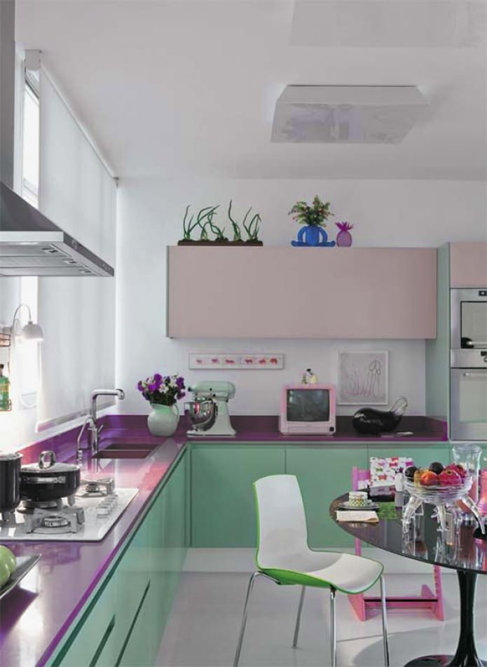 Mätová a fialová kuchyňa