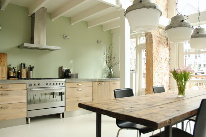 cuisine écologique avec des murs d'olivier et un mur de briques