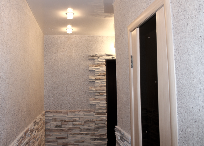 Liquid wallpaper and stone in the hallway