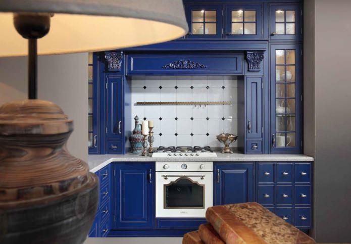 bir mutfak seti mavi cepheler