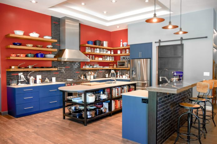 pared roja con gabinetes de cocina azul claro