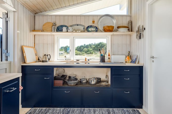 mėlyna virtuvė su lentomis sienomis
