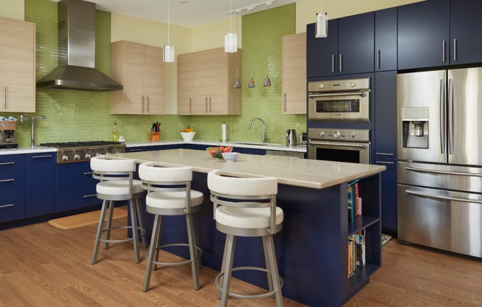 zelene pločice u plavoj kuhinji