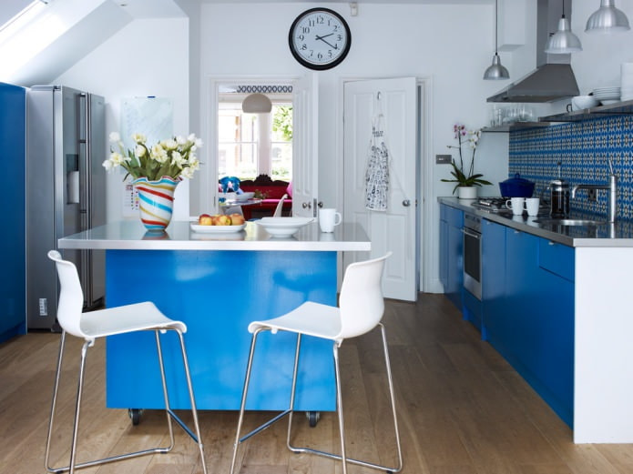 bucătărie albastru deschis cu un set lucios