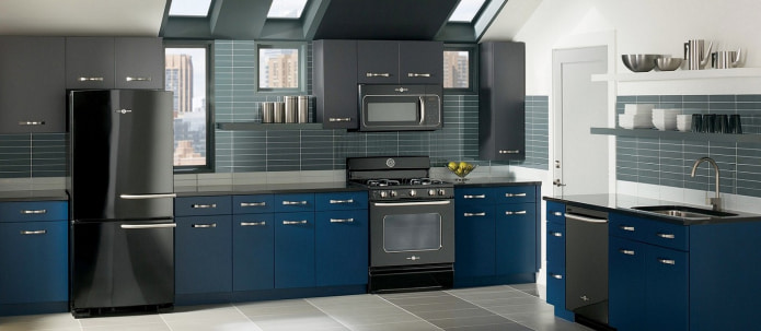 grafīta augšējie virtuves skapīši ar tumši zilu fasādi