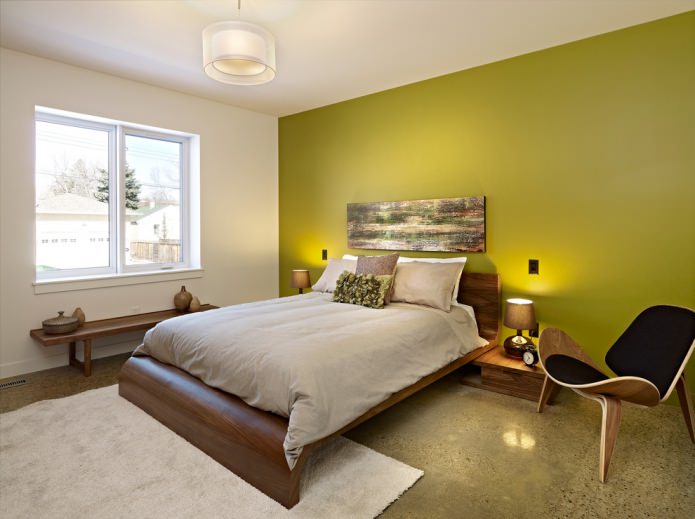 šviesiai žalia siena miegamajame