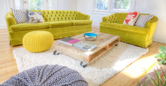 Sofa in hellgrüner Farbe