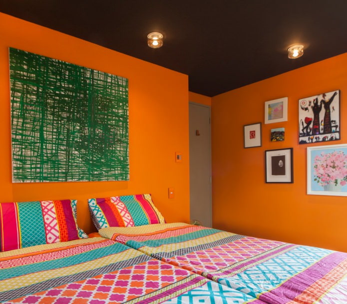murs orange vif dans la chambre