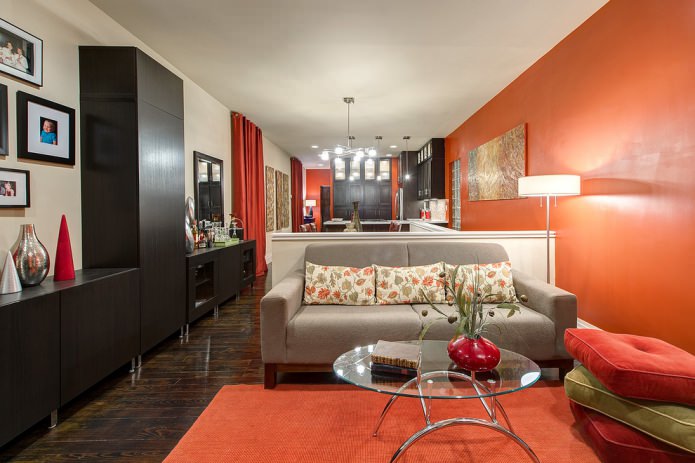Style moderne dans le salon avec un mur orange