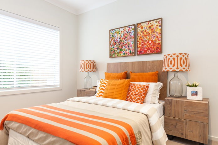 oreillers orange dans la chambre