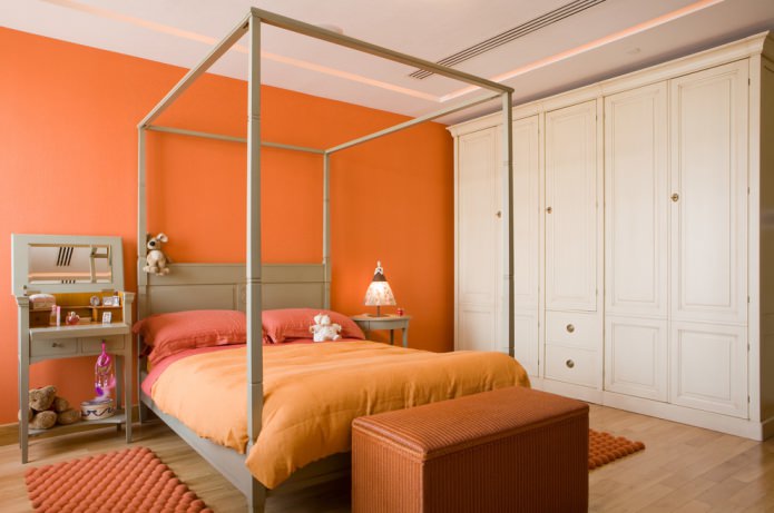 chambre avec mur orange et textiles