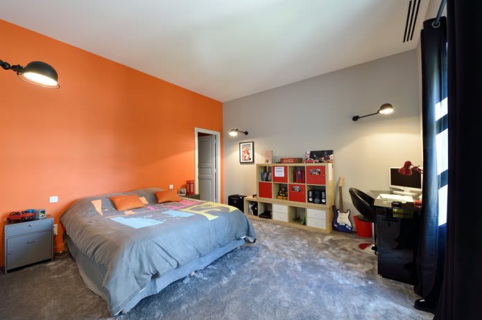 Chambre gris-orange pour un adolescent