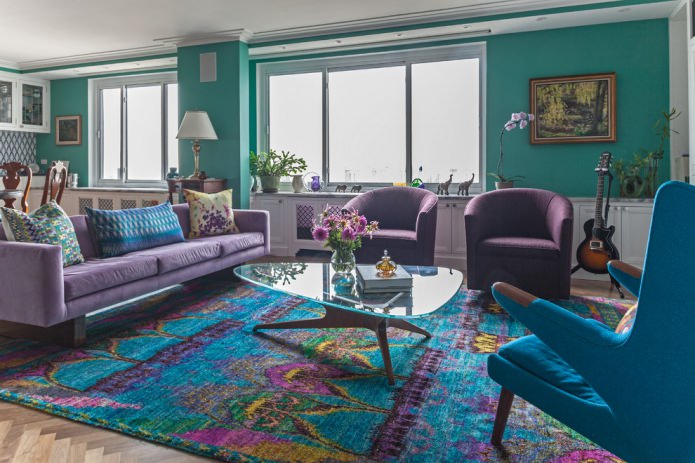 Violett-turkos vardagsrum