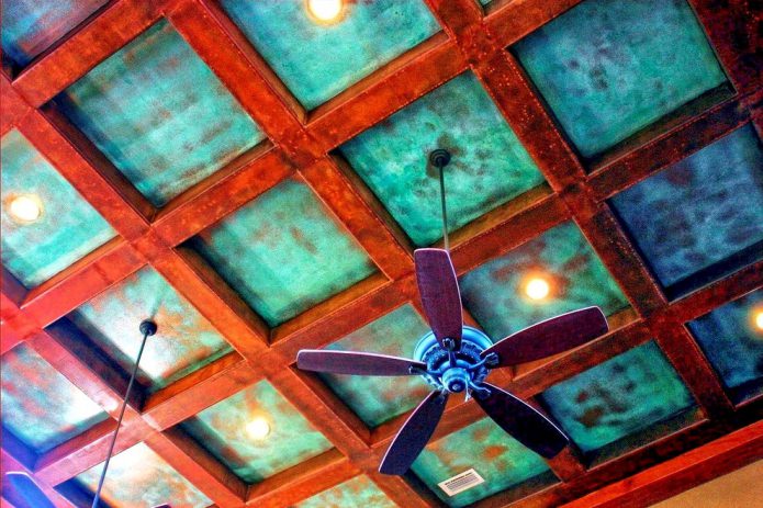 plafond turquoise avec poutres
