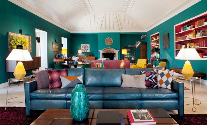 tyrkysový obývací pokoj s mansardovou střechou