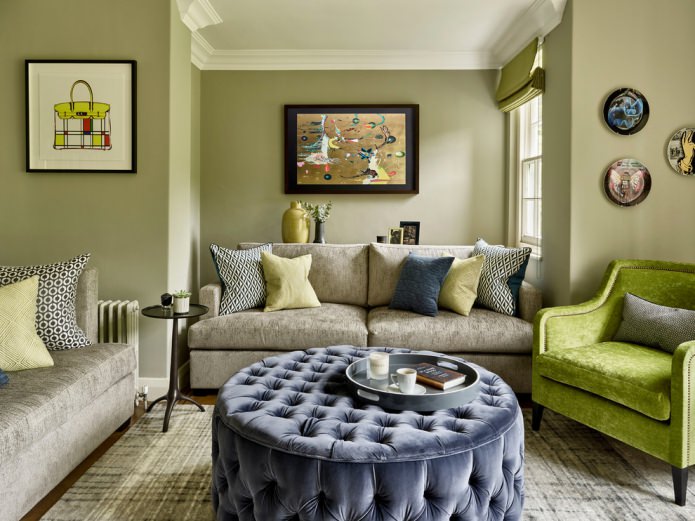 obývací pokoj s bledými olivovými stěnami