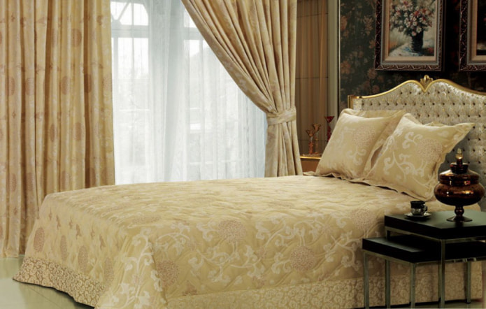 rideaux en satin assortis avec couvre-lit