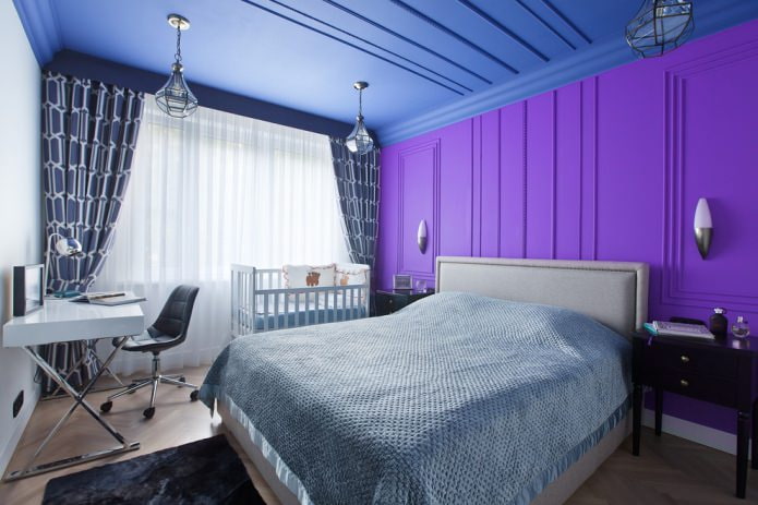 plafond bleu et mur violet