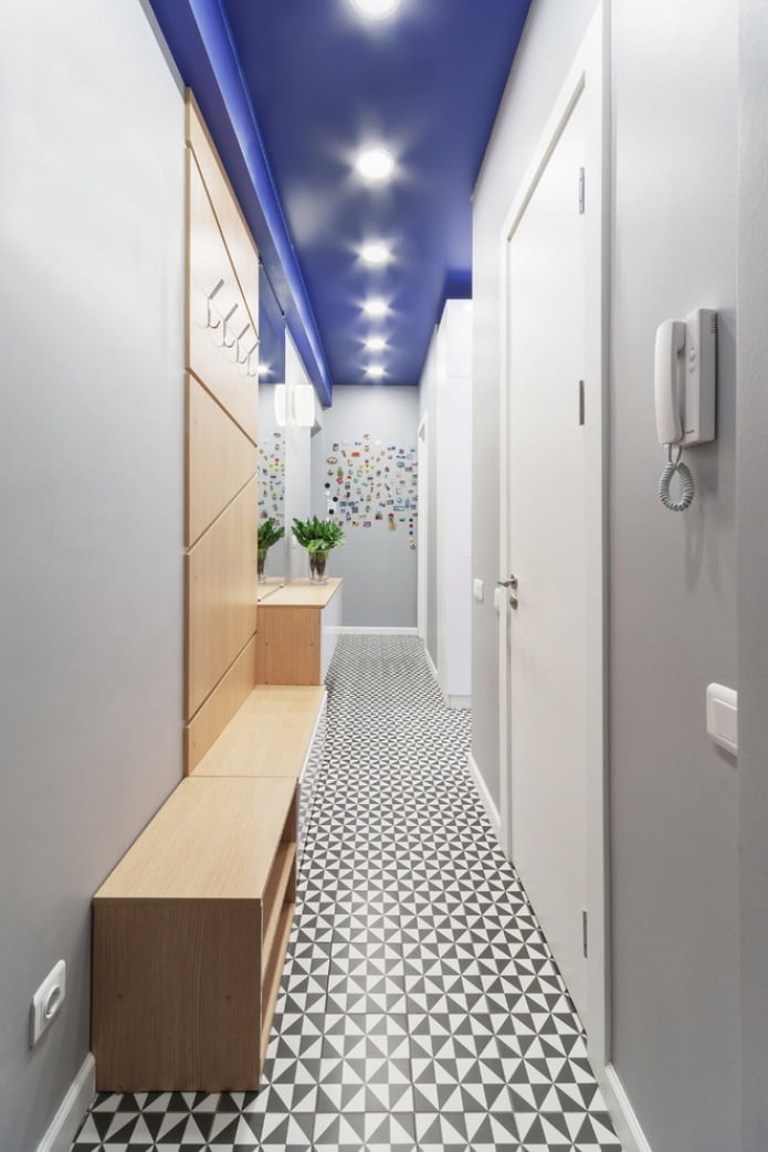 Koridor dengan siling biru