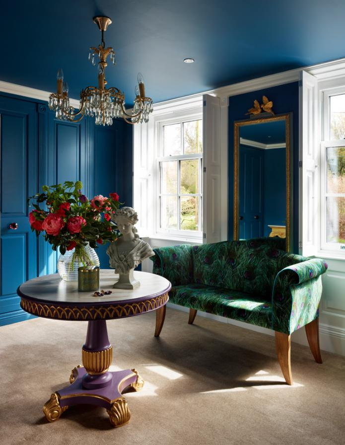zilie griesti klasiskā stila telpā