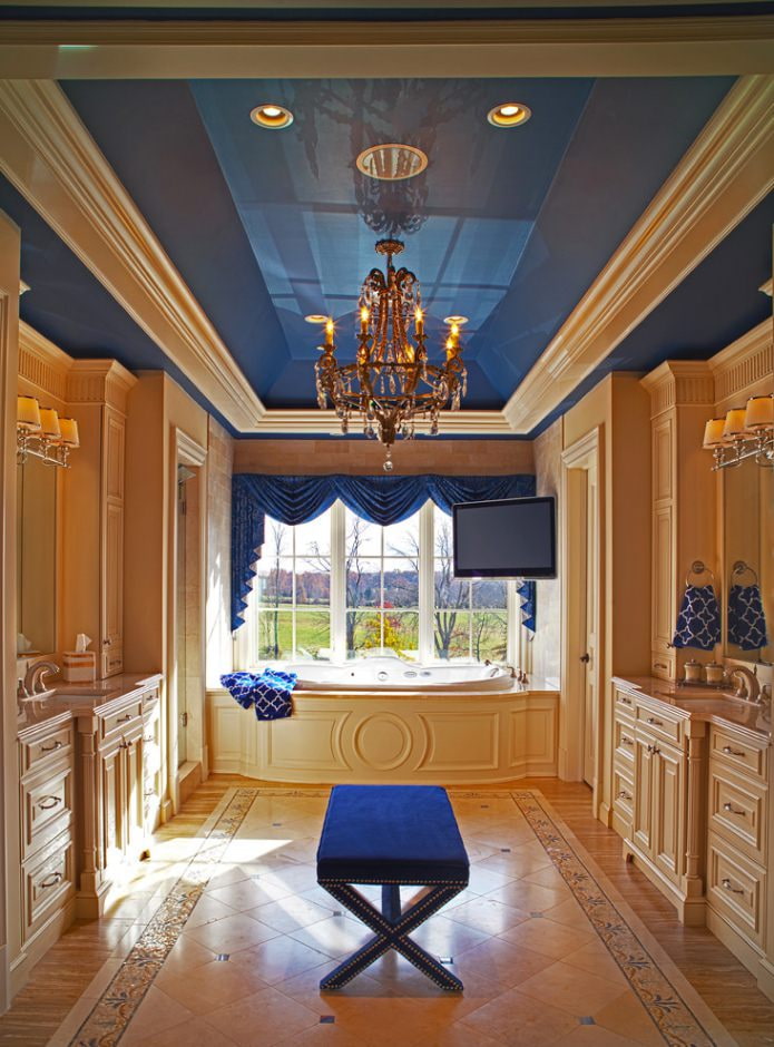 modrý klasický kúpeľňový strop