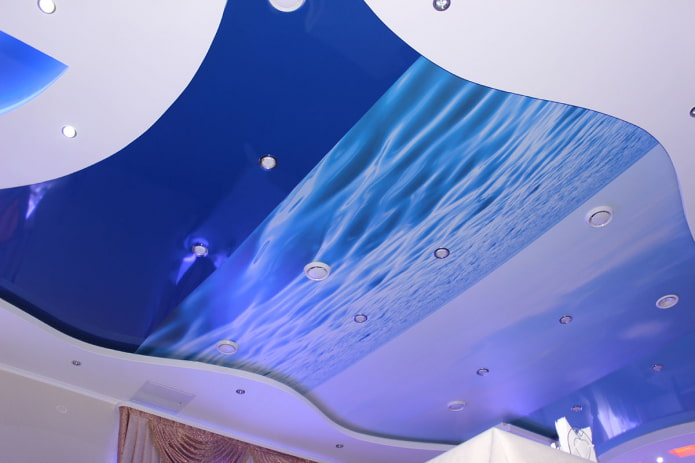 modrý strečový strop s tlačou fotografií
