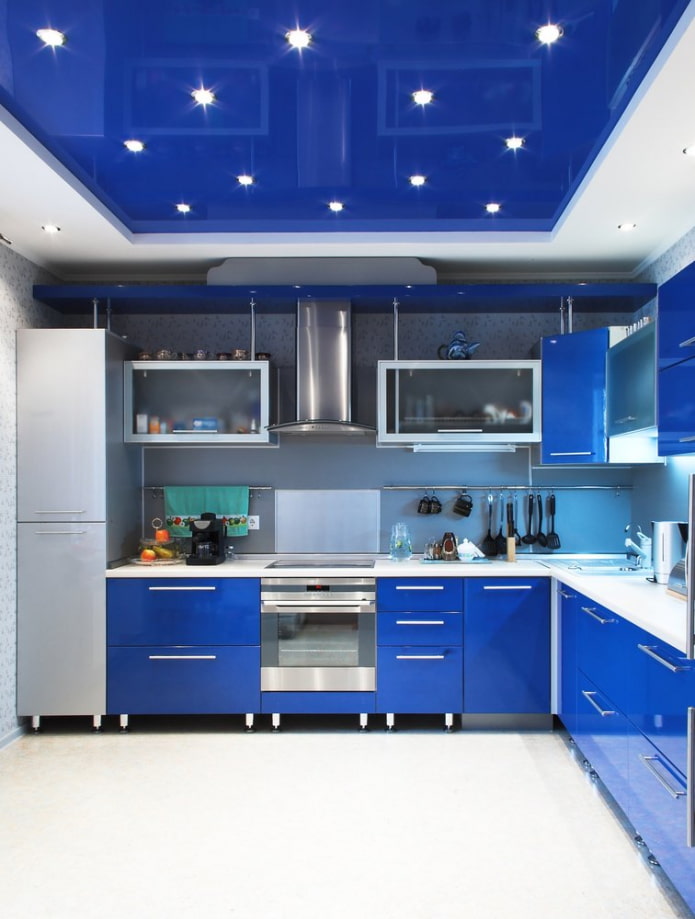 modrý strečový strop v kuchyni