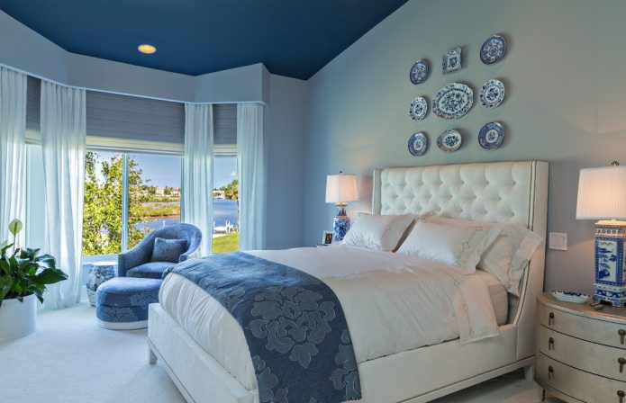 mėlynos lubos miegamajame