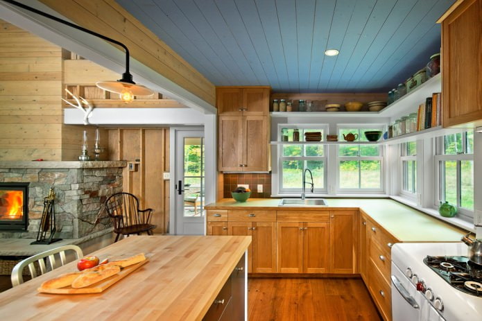 lauku stila virtuve ar ziliem koka griestiem