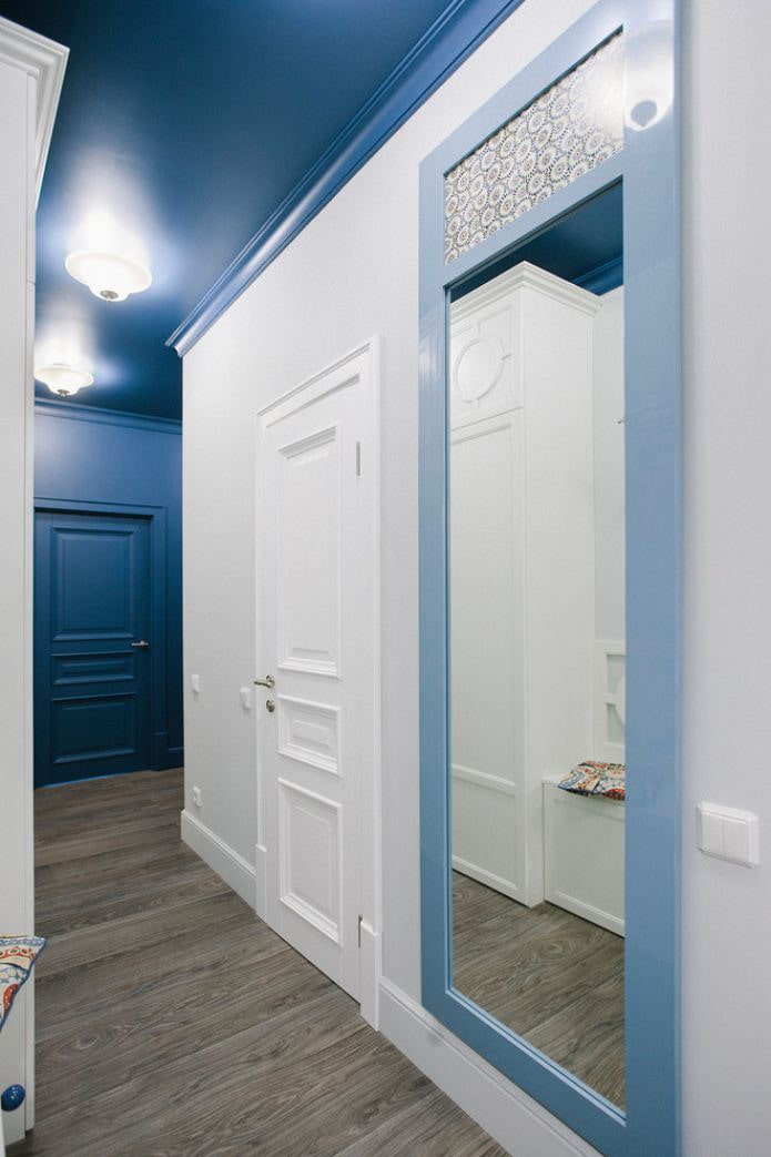 Couloir avec plafond bleu