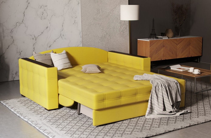 dzeltens saliekamais dīvāns salonā
