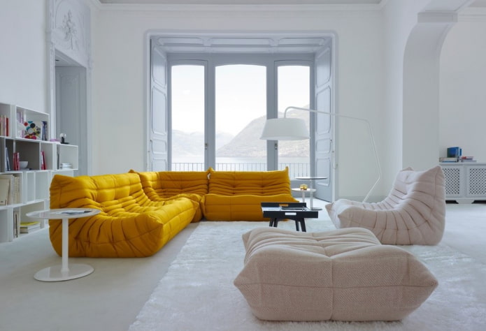koši dzeltens dīvāns interjerā