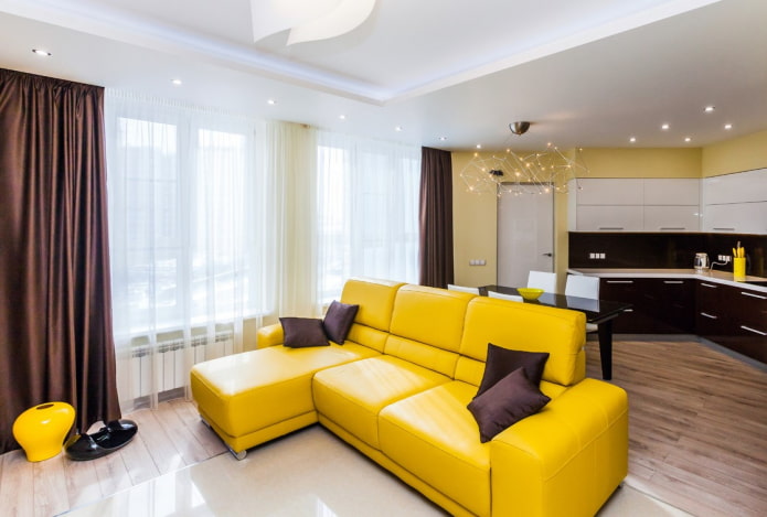 en kombinasjon av en gul sofa med puter