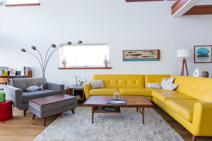 gul sofa med læderbeklædning