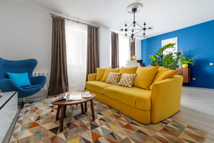 žlutá pohovka v obývacím pokoji