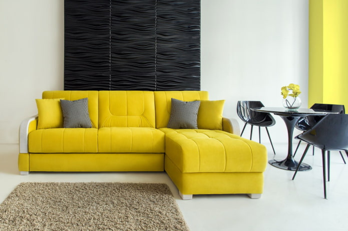 sofá amarelo com otomano no interior